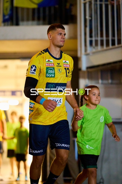 Spieler Sebastian Heymann (13; Rhein Neckar Löwen) betritt Halle