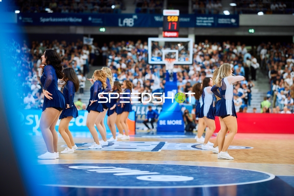 Cheerleader tanzen auf Court