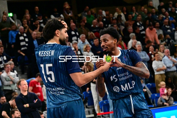 Michael Weathers (20; MLP Academics Heidelberg) und Marcel Keßen (15; MLP Academics Heidelberg) tauschen Handschlag