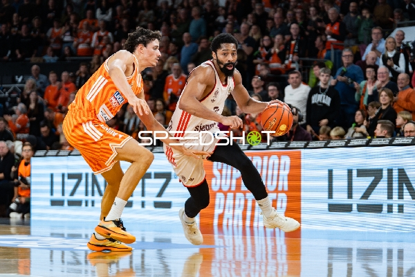 Spencer Dinwiddie (26; FC Bayern Basketball) mit Ball, Alec Anigbata (7; Ratiopharm Ulm) verteidigt