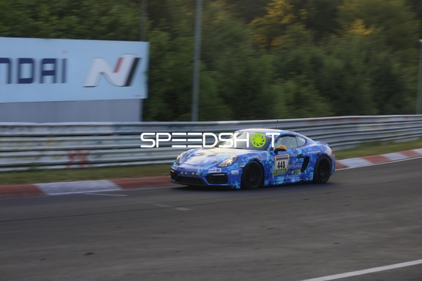 Rennfahrzeug auf der Rennstrecke