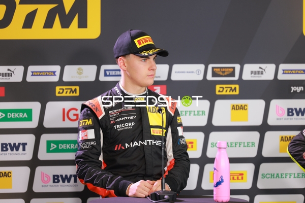 DTM Fahrer bei Pressekonferenz