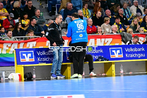 Maik Machulla (999; Rhein Neckar Löwen) und Dejan Peric (0; Füchse Berlin) im Gespräch