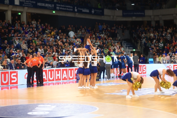 Cheerleader-Performance in der Halle