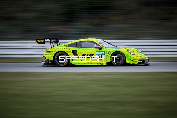 Rennfahrzeug auf der Rennstrecke