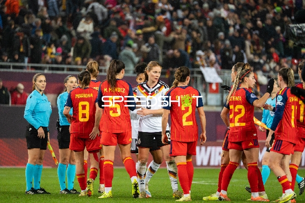 Spielerinnen begrüßen sich