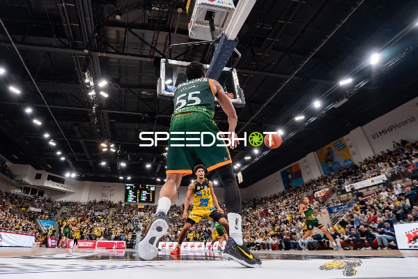 Eli Brooks (55; Gladiators Trier) mit Ball, Brandon Tischler (24; MHP Riesen Ludwigsburg) verteidigt
