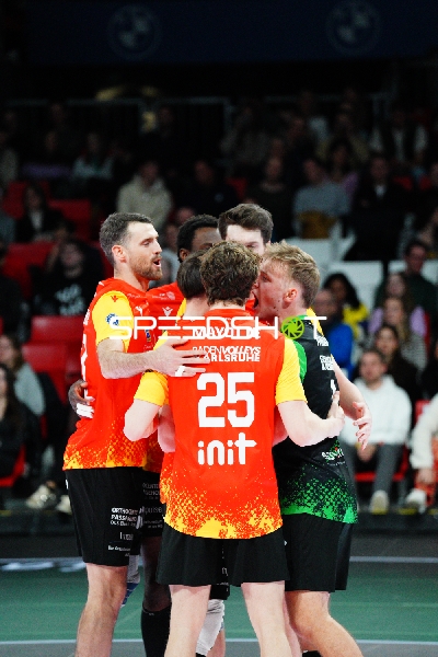 Jonathan Downs (17; BADEN VOLLEYS SSC Karlsruhe) und Corey Mayotte (25; BADEN VOLLEYS SSC Karlsruhe) in Jubelszene
