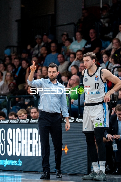 Szene mit Jan Niklas Wimberg (17; Veolia Towers Hamburg) und Benka Barloschky (999; Veolia Towers Hamburg)