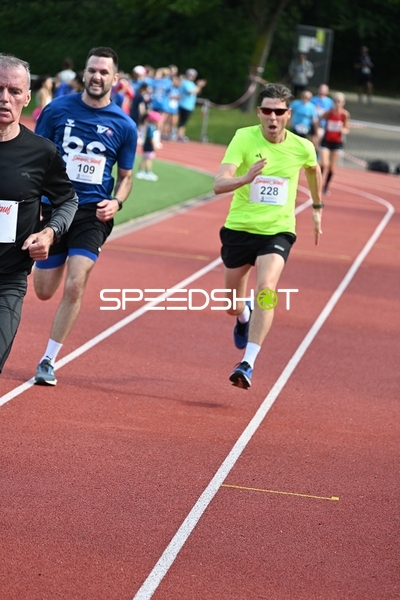Läufer sprinten beim TVE Sommerlauf