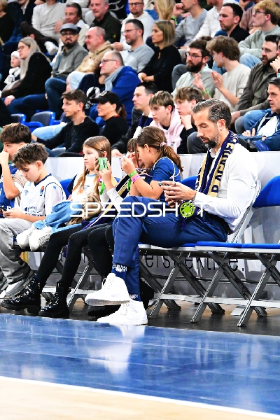 Matthias Lautenschläger (995; MLP Academics Heidelberg) sitzt entspannt auf der Tribüne