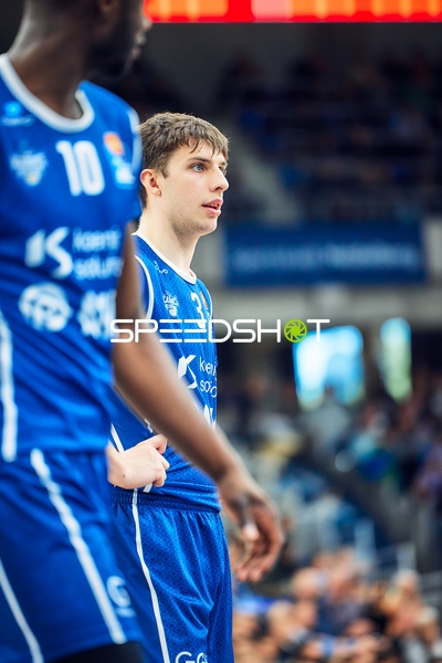 Spieler Bakary Dibba (10, MLP Academics Heidelberg) und Andrew O\'Brien (3, MLP Academics Heidelberg) stehen