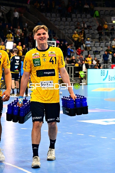 Elias Cidudad-Benitez (41; Rhein Neckar Löwen) mit Wasserflaschen