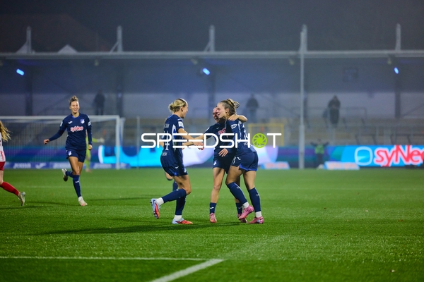 Spieler feiern gemeinsam