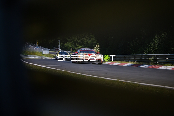 Zwei Rennfahrzeuge auf der Rennstrecke