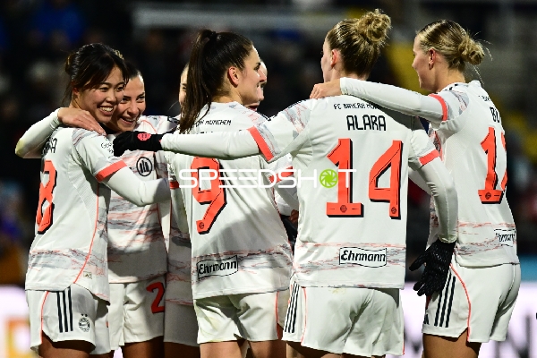 Spielerinnen feiern gemeinsam