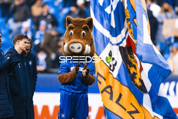 Person A klatscht im Stadion