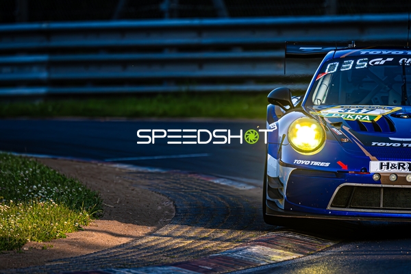 Rennfahrzeug auf der Rennstrecke