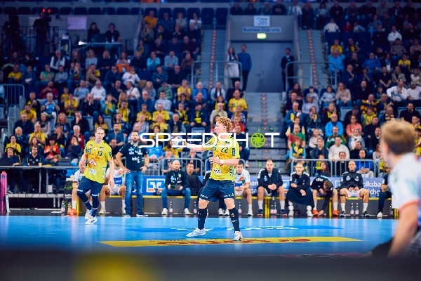 Ein Spieler der Rhein Neckar Löwen bereitet sich darauf vor, den Ball zu passen.