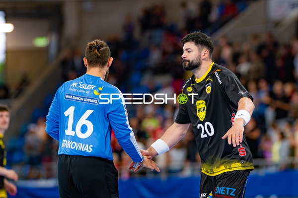 Jakob Kassing (20; HSC 2000 Coburg) und Fredrik Genz (16; SG BBM Bietigheim) geben sich die Hand