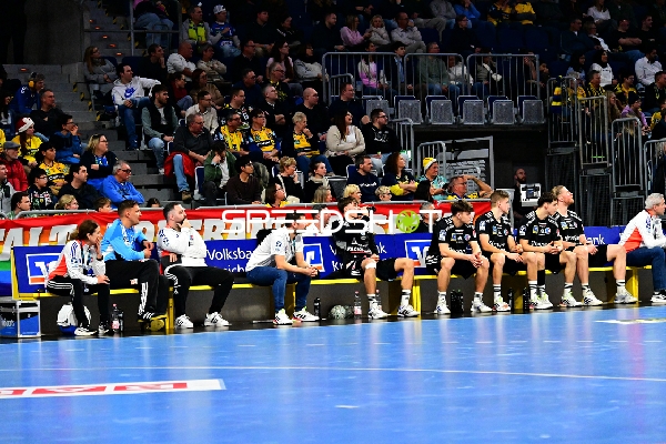 Maciej Gebala (77; HC Erlangen) und Teamkollegen auf der Bank