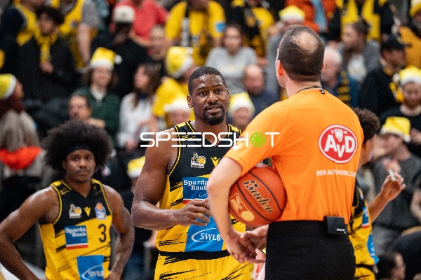 Szene mit Yorman Polas Bartolo (13; MHP Riesen Ludwigsburg) und Stefan Smith (3; MHP Riesen Ludwigsburg)