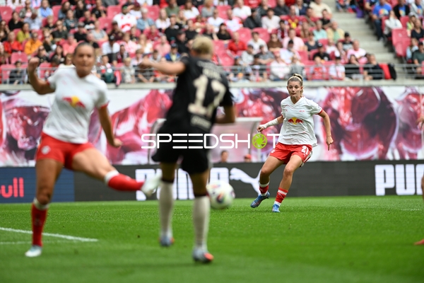 Spielszene mit Ballkontrolle