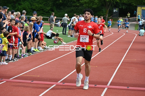 Läufer überquert Ziellinie