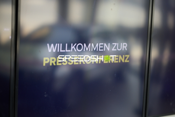 Ringside-Zone Face-Off