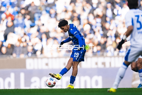 Spieler mit Ball am Fuß