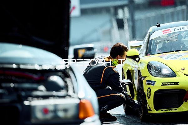 Mechaniker bereitet Rennfahrzeug vor