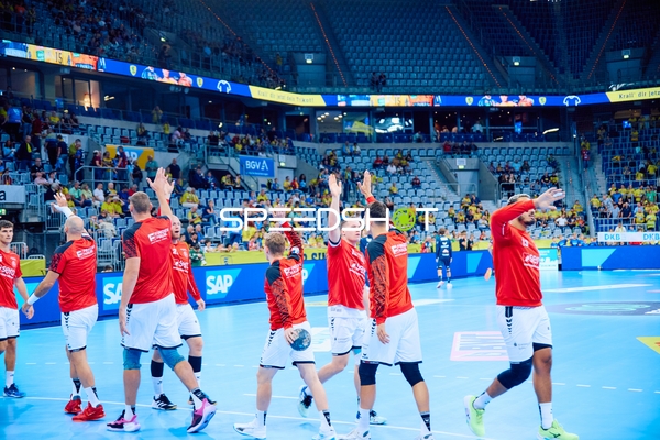 Spieler von MT Melsungen grüßen das Publikum.