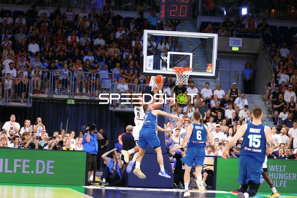 Franz Wagner (9; Deutschland) gegen Klemen Prepelič (7; Slowenien) am Korb