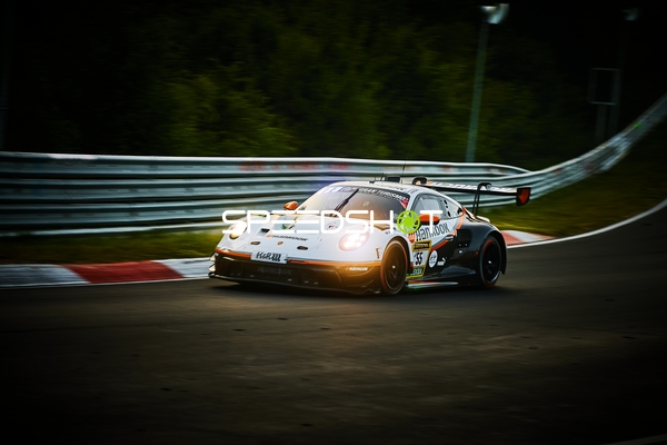 Rennfahrzeug auf der Rennstrecke