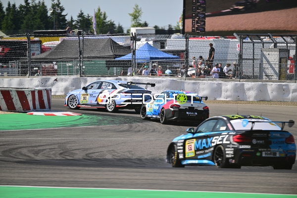 Drei Fahrzeuge in Kurve