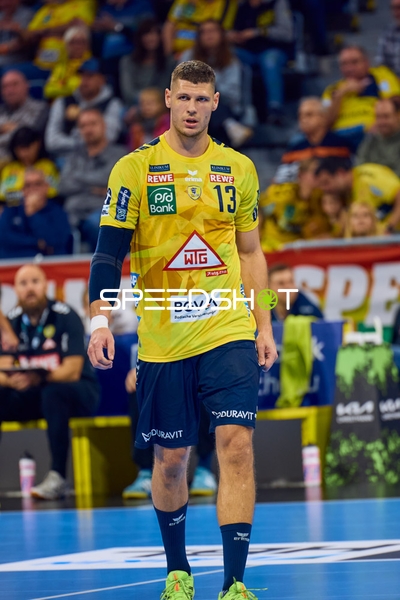 Ein Spieler von Rhein Neckar Löwen auf dem Spielfeld.