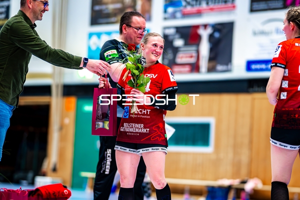 Esther Adam (4, SG Schozach-Bottwartal) erhält Geschenk