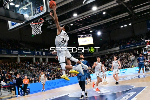 Urald King (20; Gladiators Trier) mit Korbleger