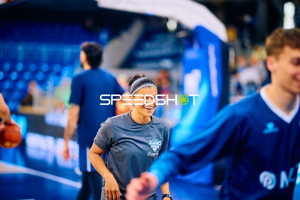 Serena Benavente strahlt beim Aufwärmen