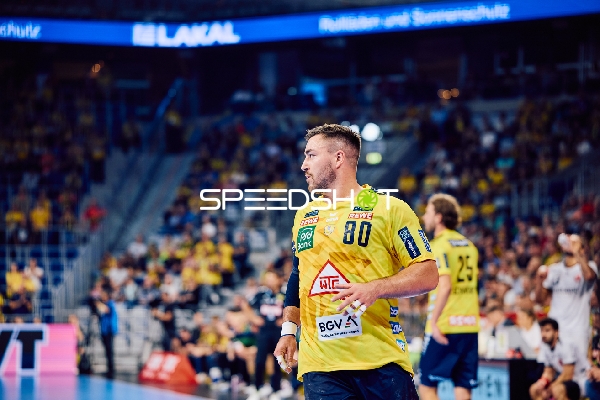 Ein Spieler von Rhein Neckar Löwen bewegt sich auf dem Spielfeld.