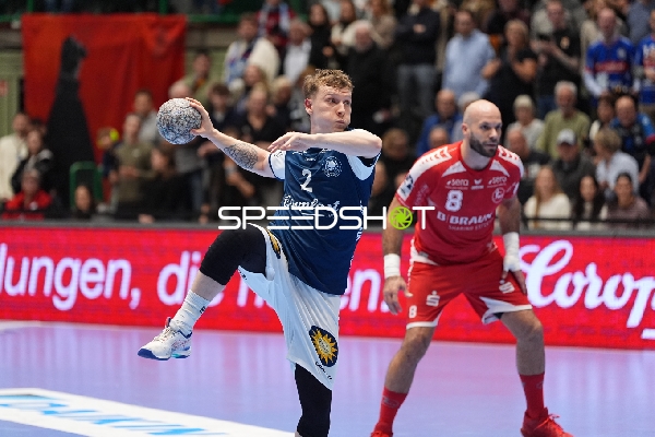 Noah Beyer (2; Bergischer HC) und Adrián Sipos (8; MT Melsungen) in Aktion