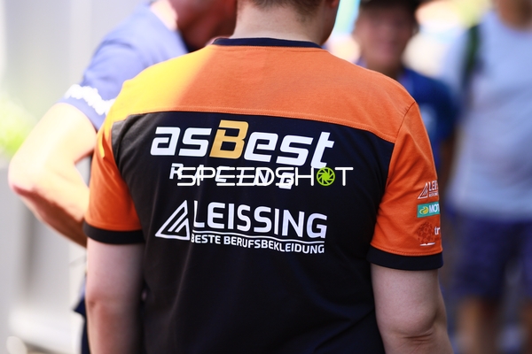 Teammitglieder bei Motorsport-Event