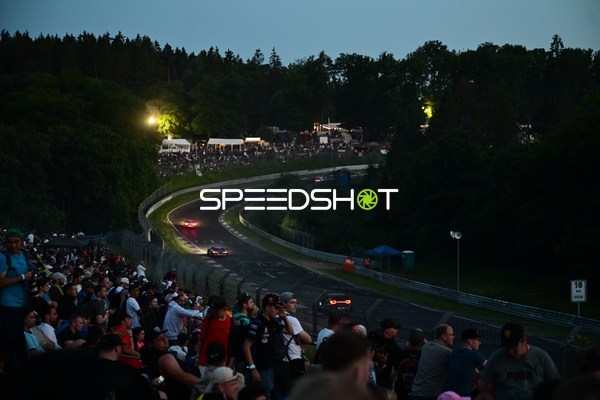 Rennwagen auf Strecke