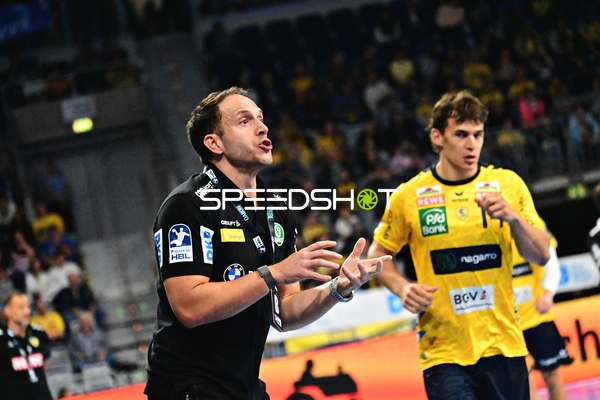 Raul Alonso (Trainer; SC DHfK Leipzig) gibt Anweisungen an Gino Steenaerts (14; Rhein Neckar Löwen) auf dem Spielfeld