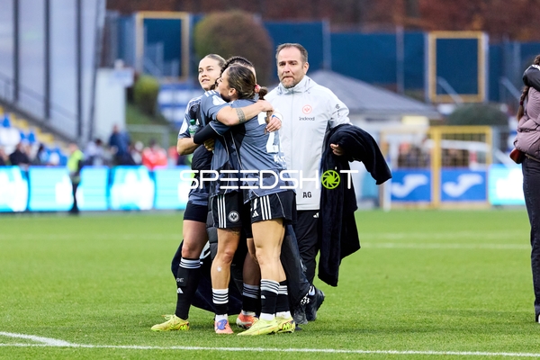 Emotionale Umarmung nach Spiel