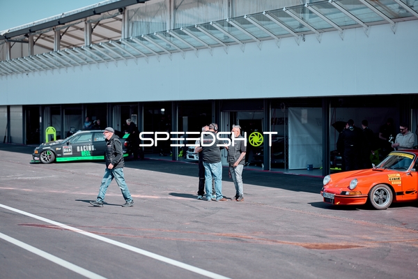 Belebte Boxengasse vor dem Rennen