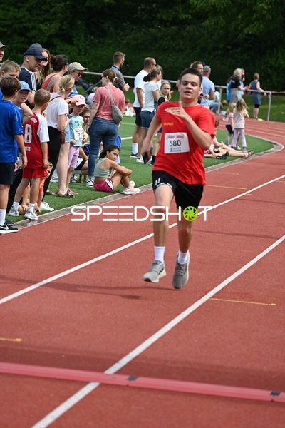 Läufer mit Startnummer 580 auf der Bahn