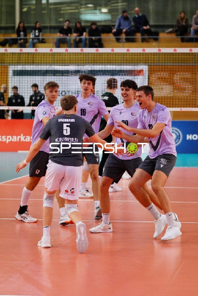 Jubel von Leonas Fritsche (16; VCO Berlin) und Teamkollegen