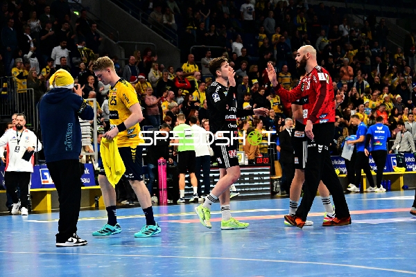 Mike Jensen (20; Rhein Neckar Löwen) und Yannik Bialowas (7; HC Erlangen) in Szene