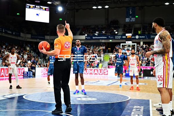 Freiwurf mit Osun Osunniyi (12; MLP Academics Heidelberg) und Davion Mintz (10; Würzburg Baskets)